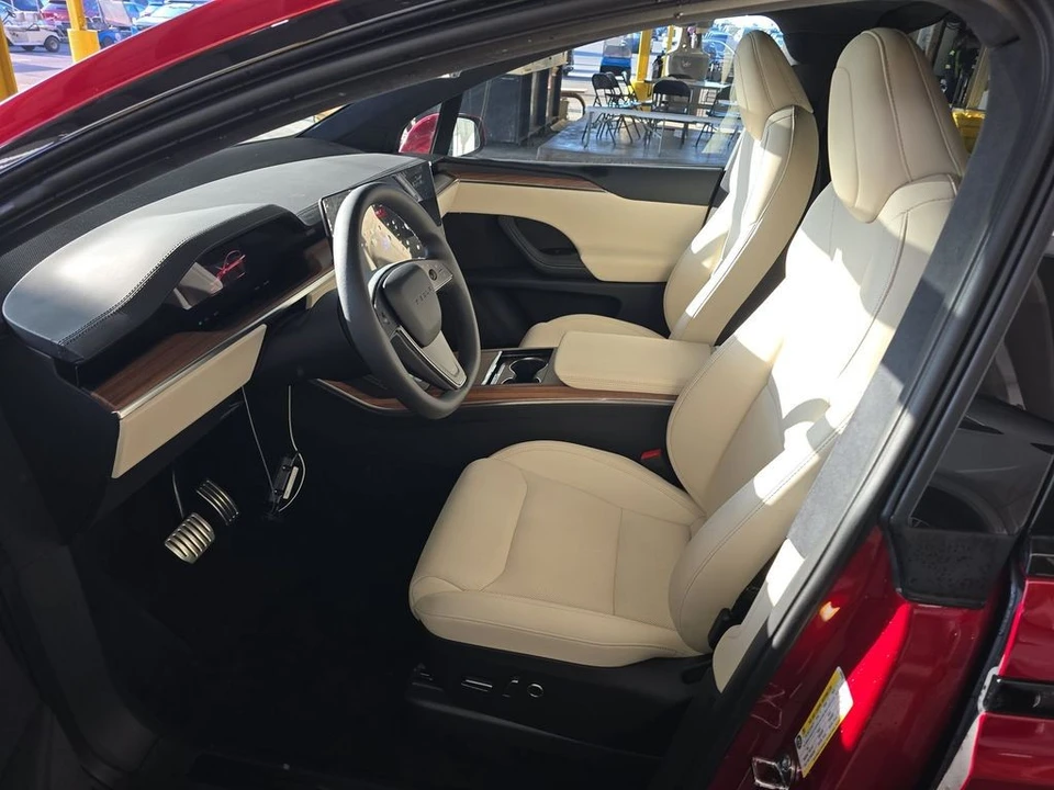 2025 Tesla Model X - Image 4 of 10