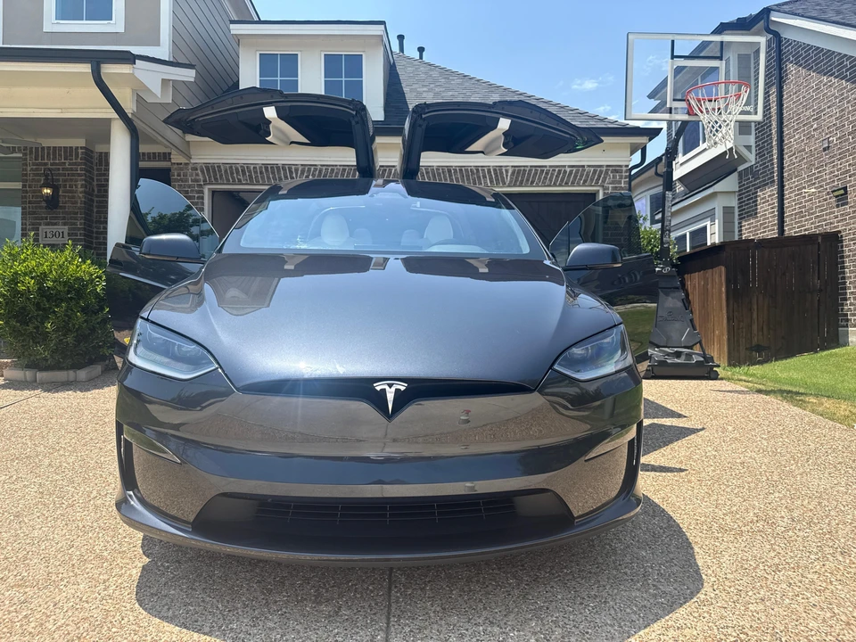 2025 Tesla Model X Plaid - Image 8 of 31
