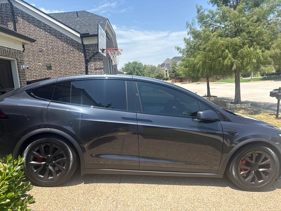 2025 Tesla Model X Plaid - Image 18 of 31