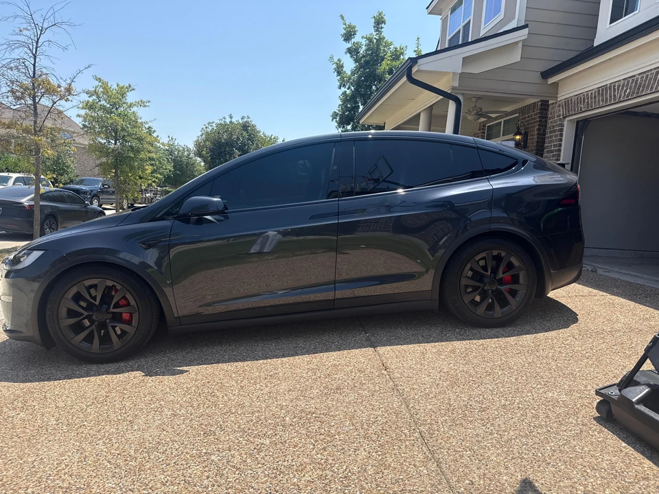 2025 Tesla Model X Plaid - Image 10 of 31