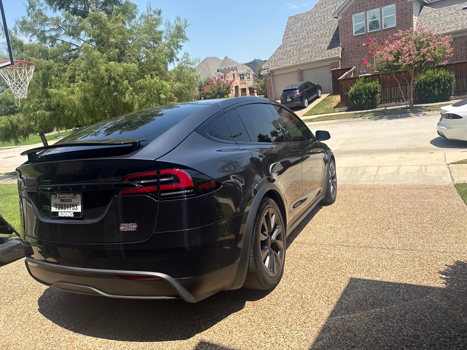2025 Tesla Model X Plaid - Image 16 of 31