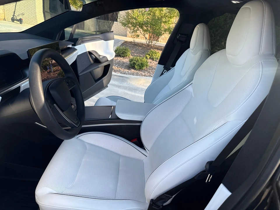 2025 Tesla Model X Plaid - Image 29 of 31