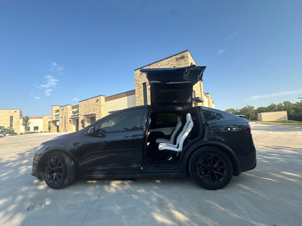 2025 Tesla Model X Plaid - Image 11 of 31