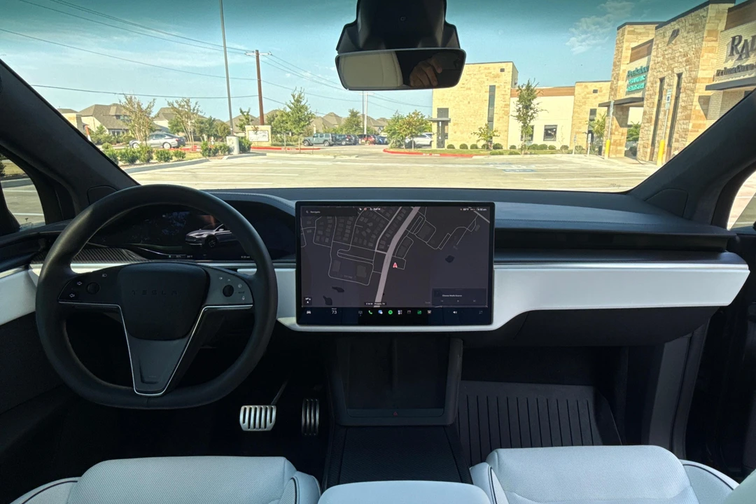 2025 Tesla Model X Plaid - Image 25 of 31