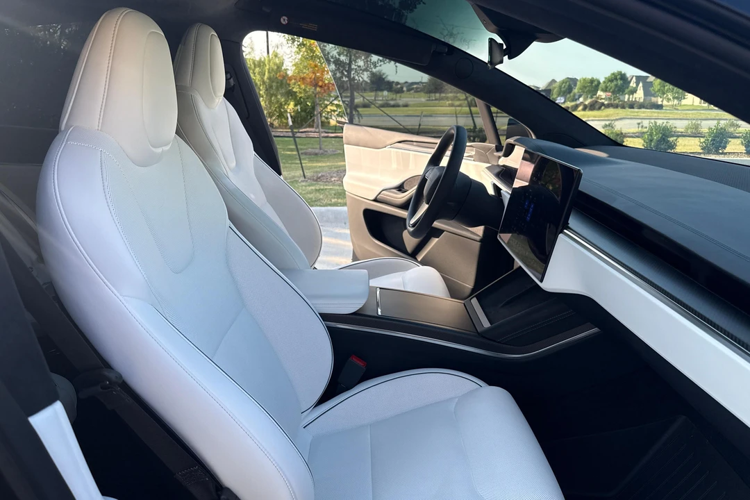 2025 Tesla Model X Plaid - Image 26 of 31