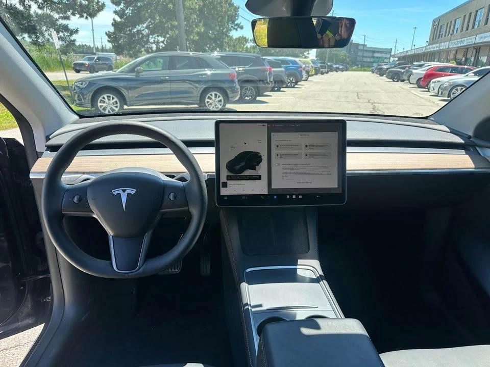 2025 Tesla Model Y - Image 10 of 17