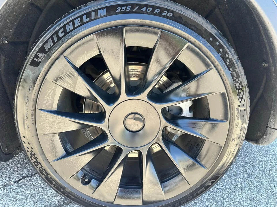 2025 Tesla Model Y - Image 9 of 17