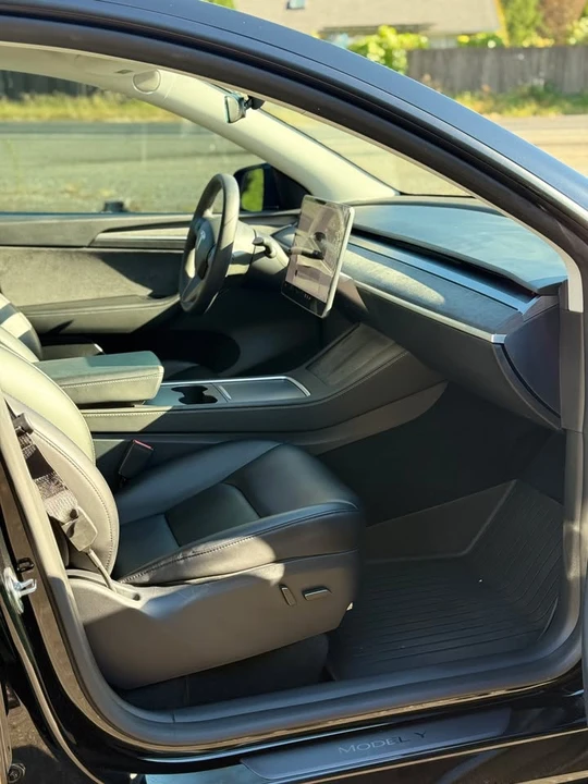2025 Tesla Model Y - Image 4 of 7