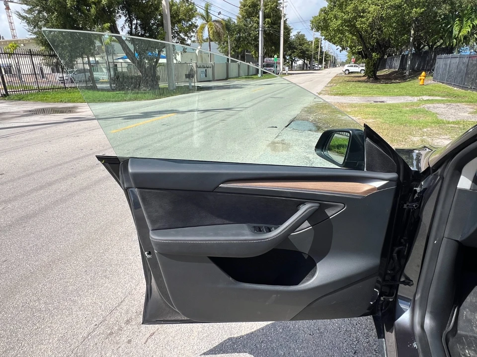 2025 Tesla Model Y - Image 14 of 21