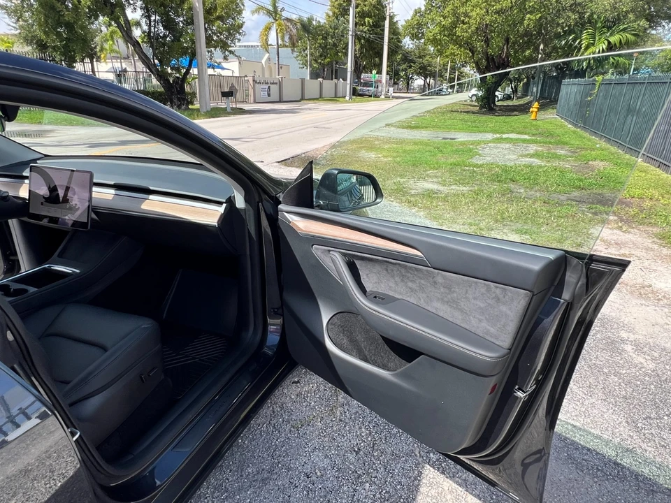 2025 Tesla Model Y - Image 18 of 21