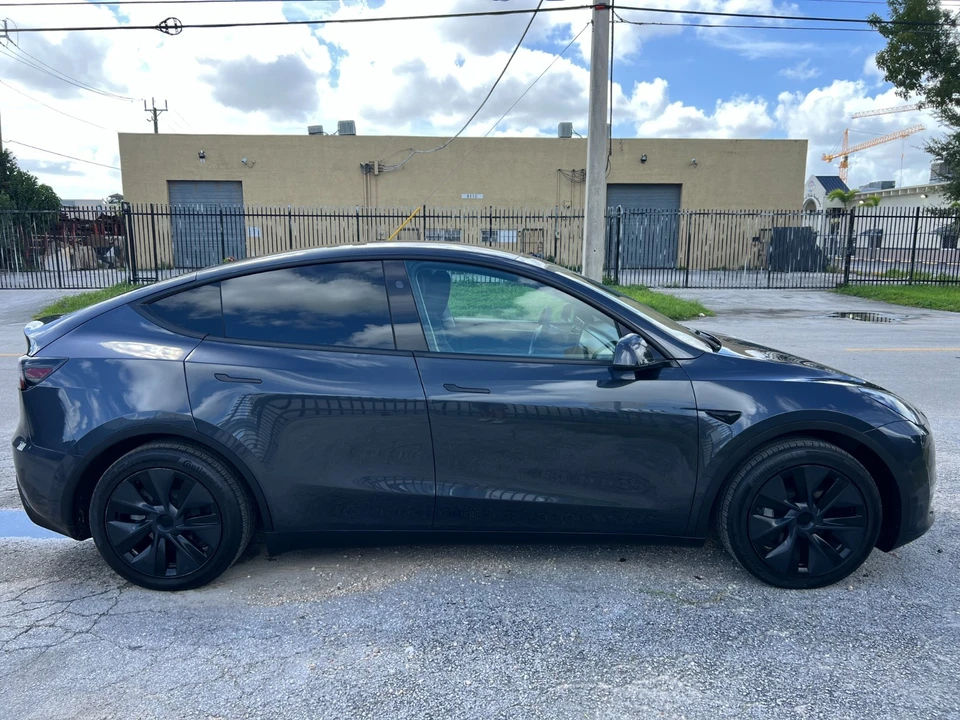 2025 Tesla Model Y - Image 9 of 21