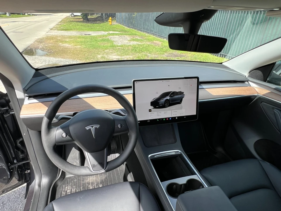 2025 Tesla Model Y - Image 19 of 21