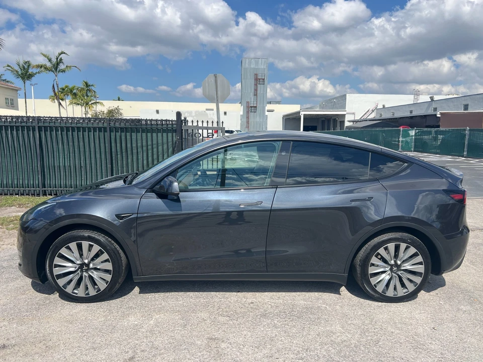 2025 Tesla Model Y - Image 5 of 21