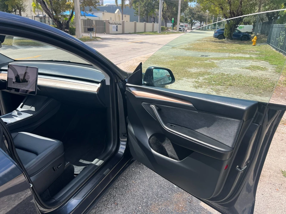 2025 Tesla Model Y - Image 17 of 21