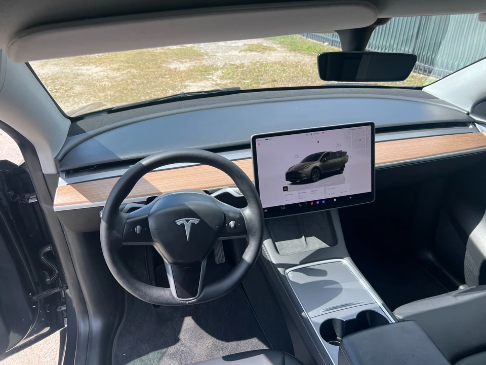 2025 Tesla Model Y - Image 19 of 21
