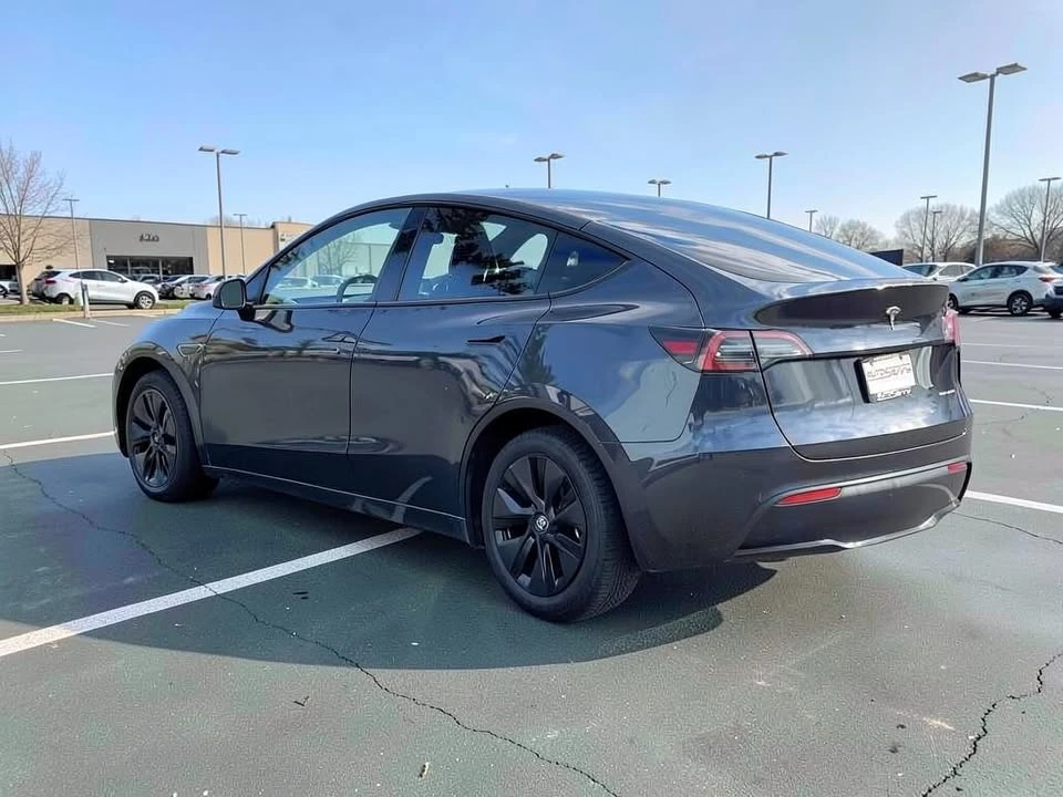 2025 Tesla Model Y - Image 4 of 11