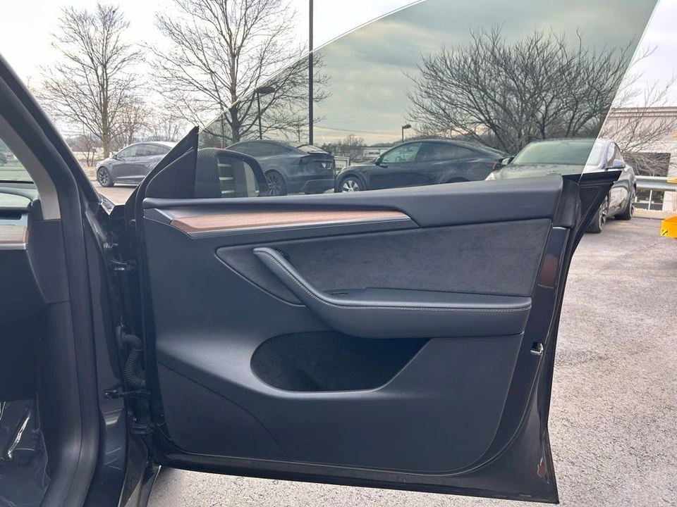 2025 Tesla Model Y - Image 12 of 17