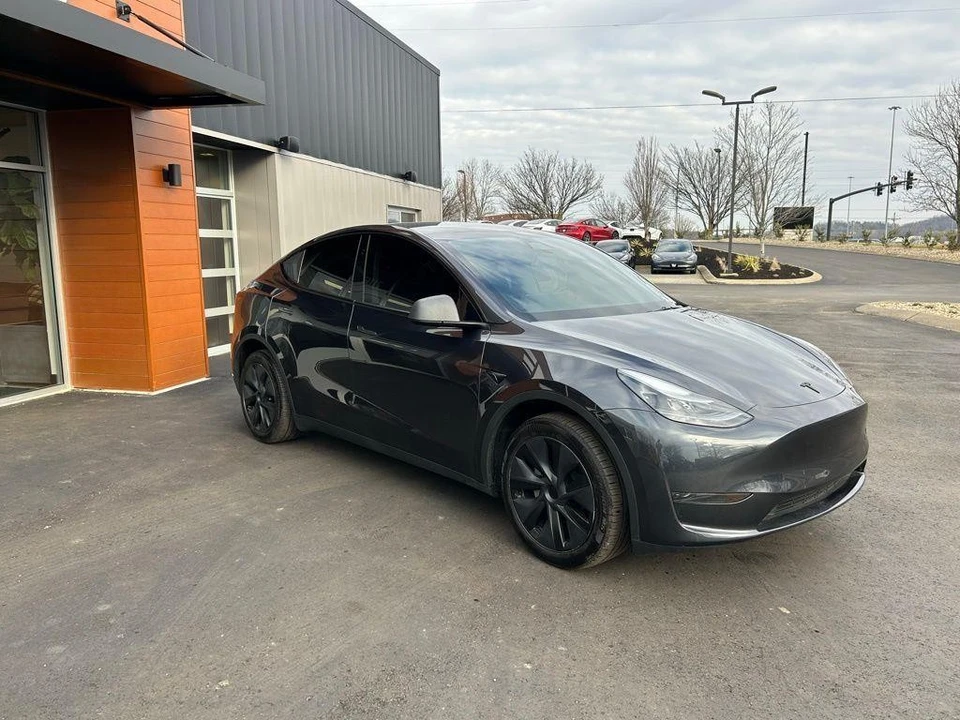2025 Tesla Model Y - Image 3 of 17