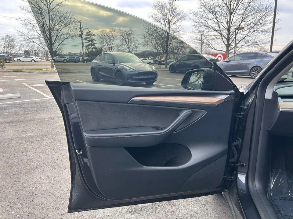 2025 Tesla Model Y - Image 14 of 17