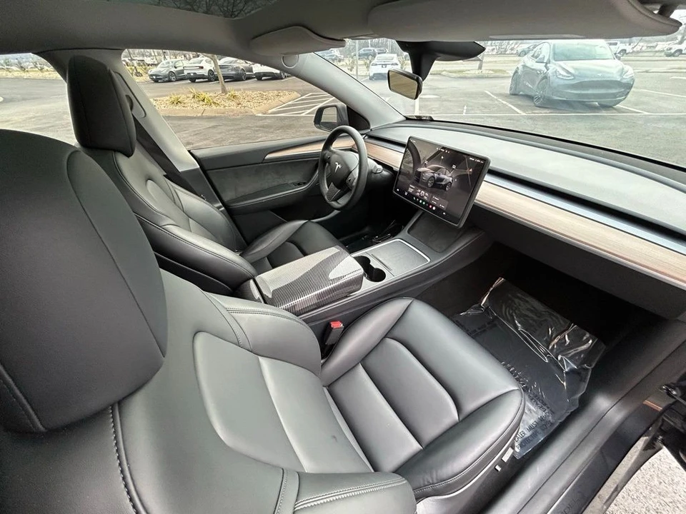 2025 Tesla Model Y - Image 13 of 17
