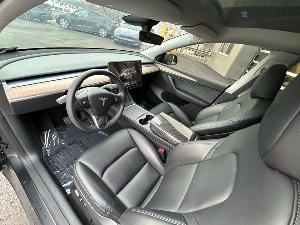 2025 Tesla Model Y - Image 15 of 17