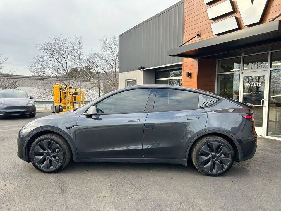 2025 Tesla Model Y - Image 5 of 17