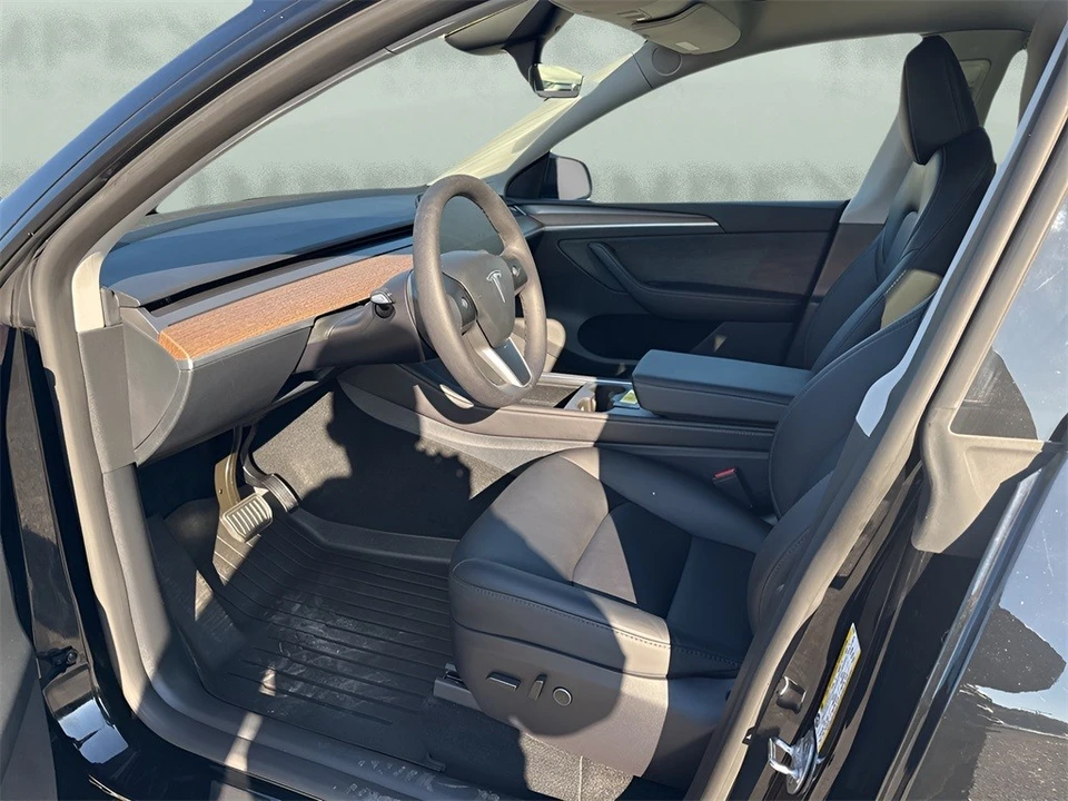 2025 Tesla Model Y - Image 9 of 12