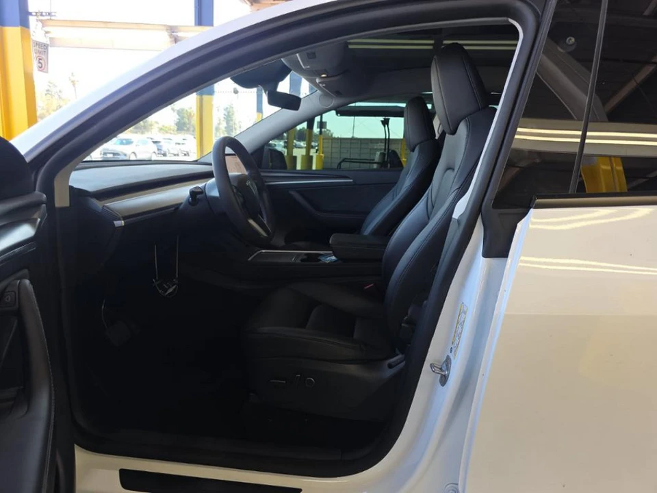 2025 Tesla Model Y - Image 4 of 10