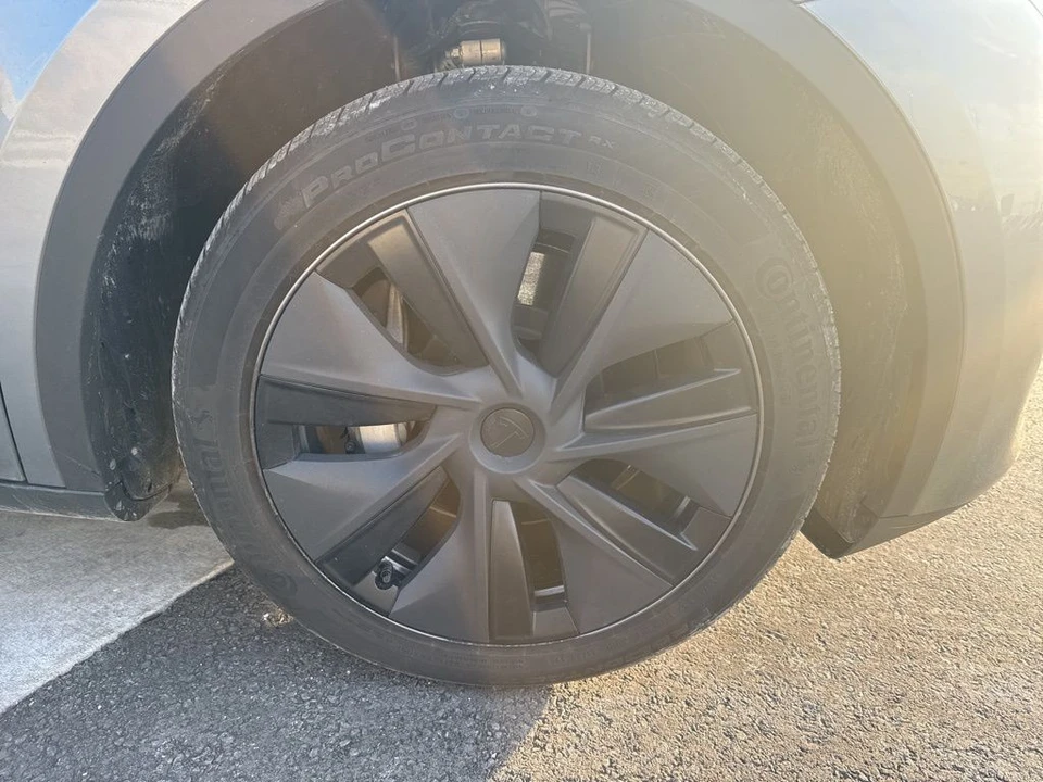 2025 Tesla Model Y - Image 9 of 21