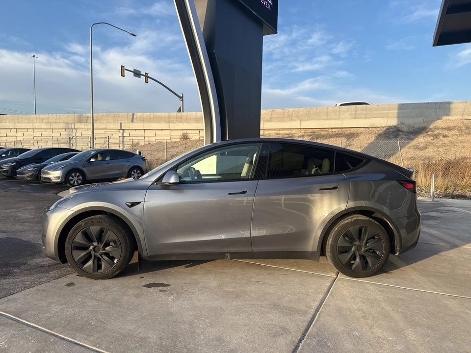 2025 Tesla Model Y - Image 4 of 21