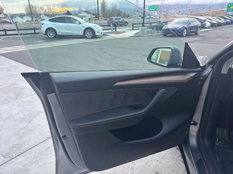 2025 Tesla Model Y - Image 11 of 21