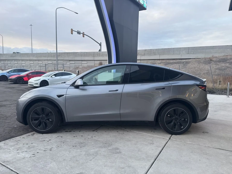 2025 Tesla Model Y - Image 5 of 21