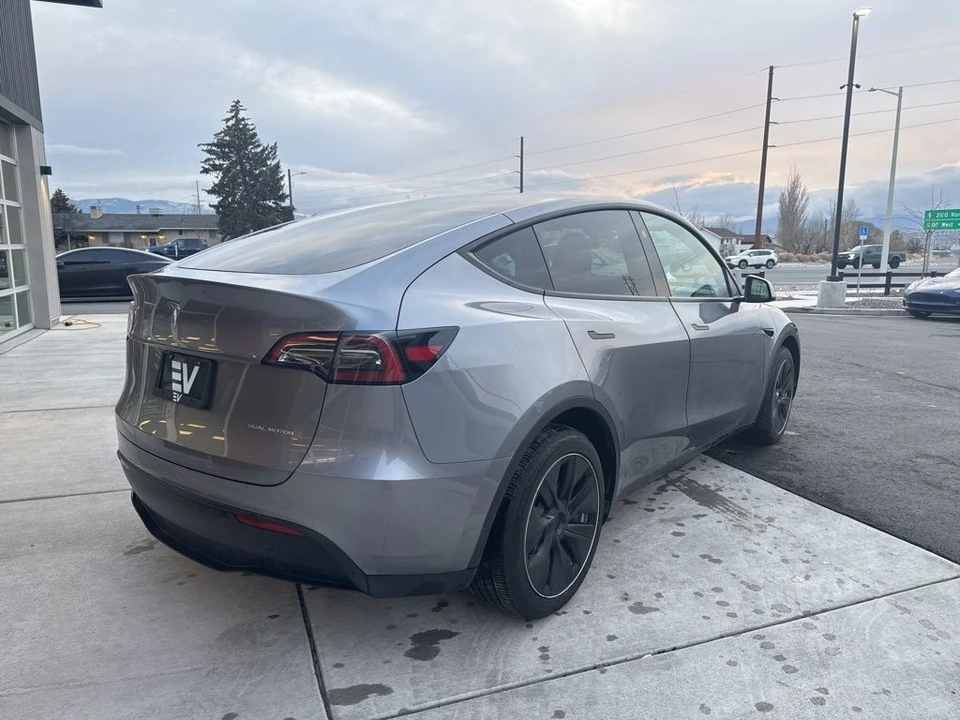 2025 Tesla Model Y - Image 8 of 21