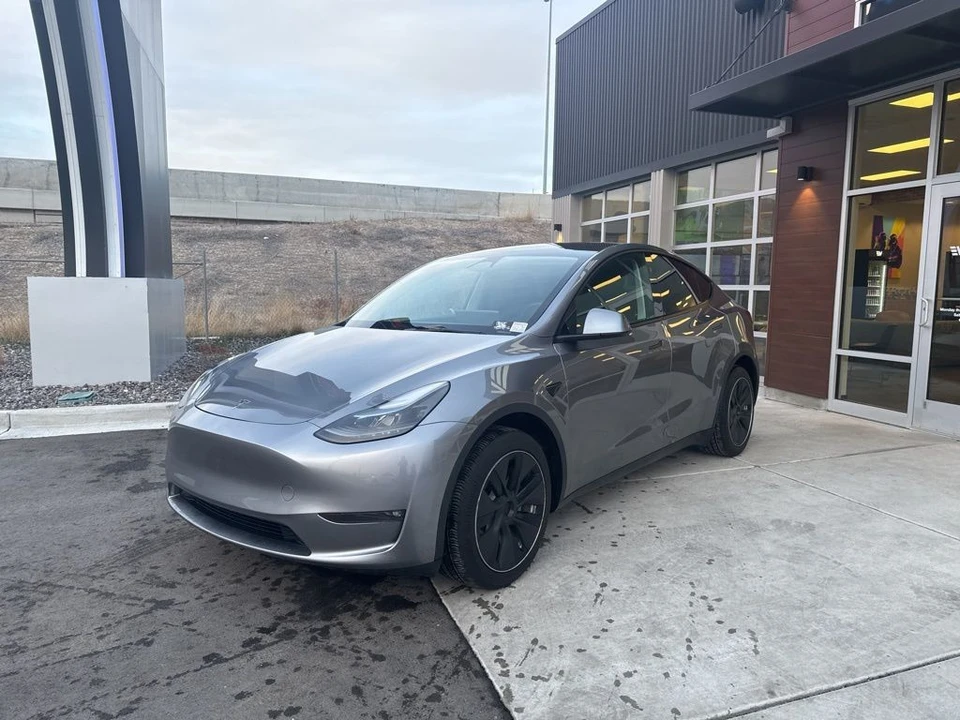 2025 Tesla Model Y - Image 4 of 21