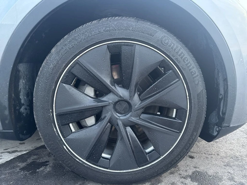 2025 Tesla Model Y - Image 10 of 21