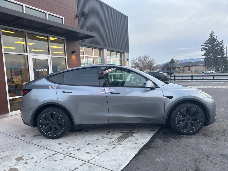 2025 Tesla Model Y - Image 9 of 21