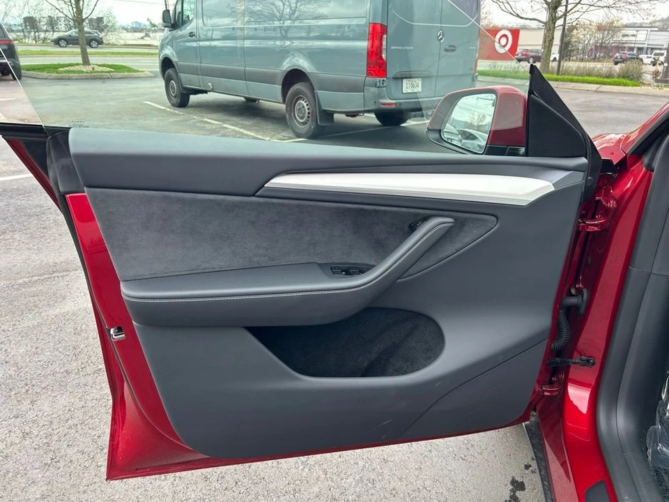 2025 Tesla Model Y - Image 14 of 17