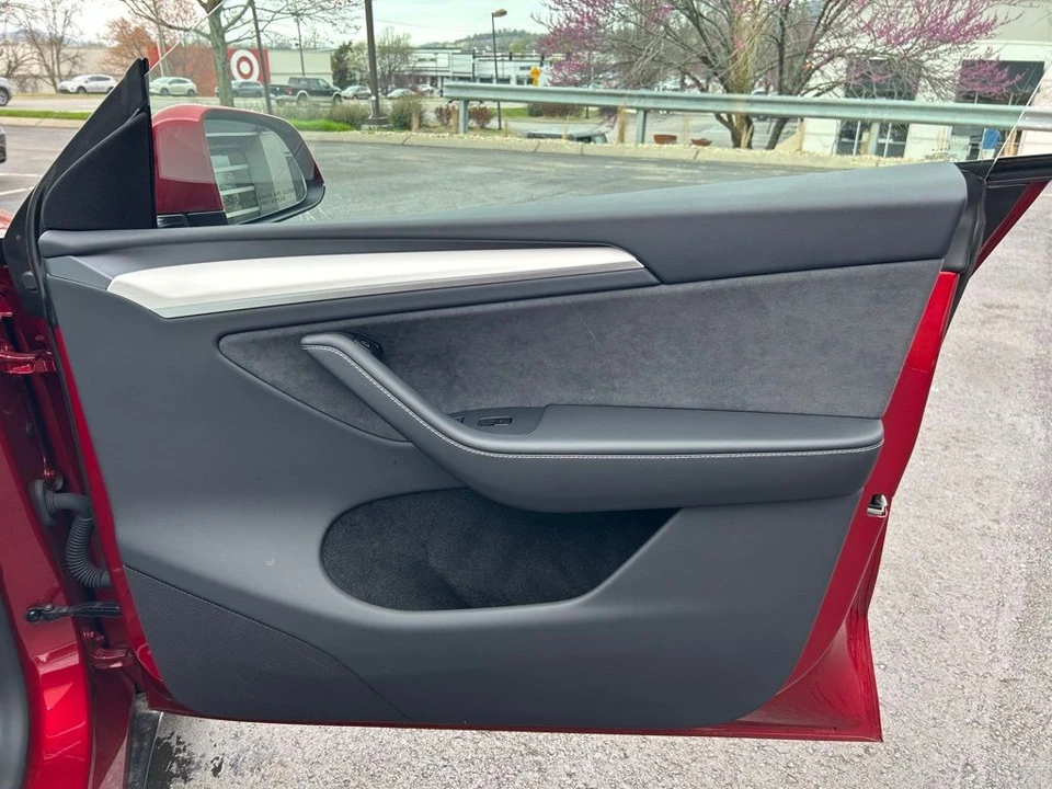 2025 Tesla Model Y - Image 10 of 17