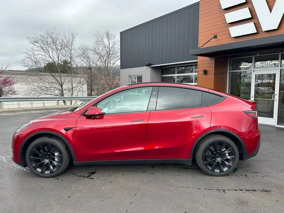 2025 Tesla Model Y - Image 5 of 17