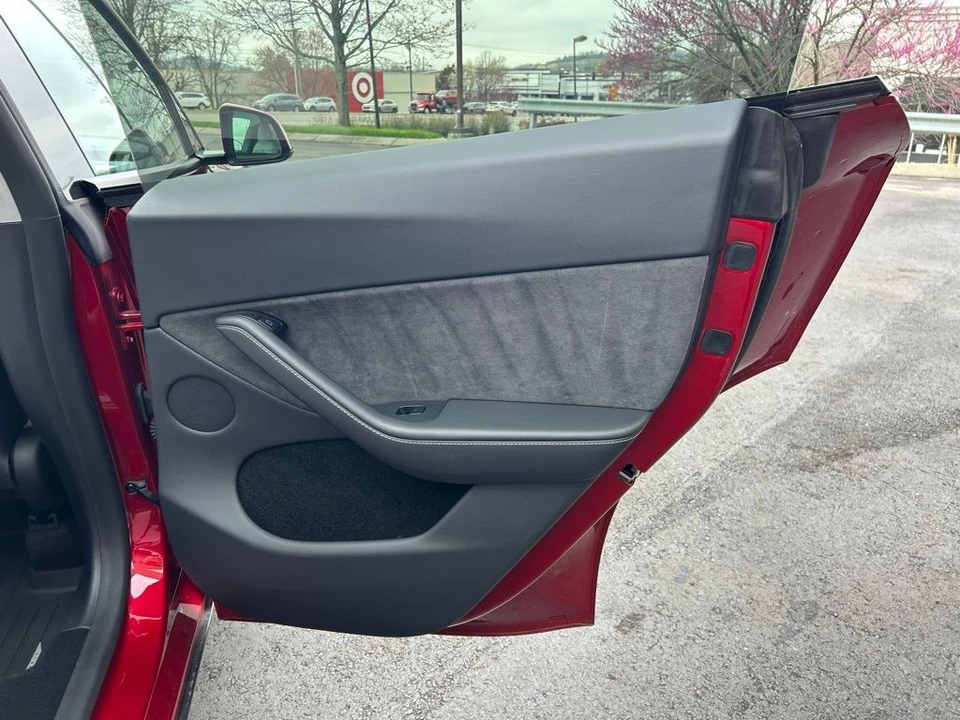 2025 Tesla Model Y - Image 8 of 17
