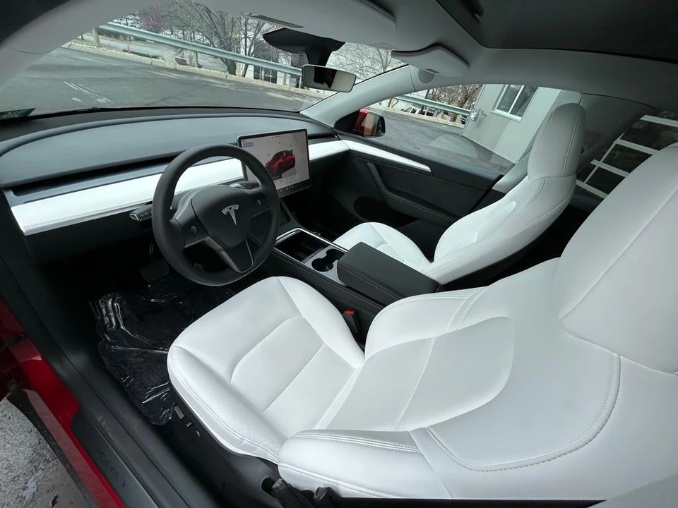 2025 Tesla Model Y - Image 15 of 17