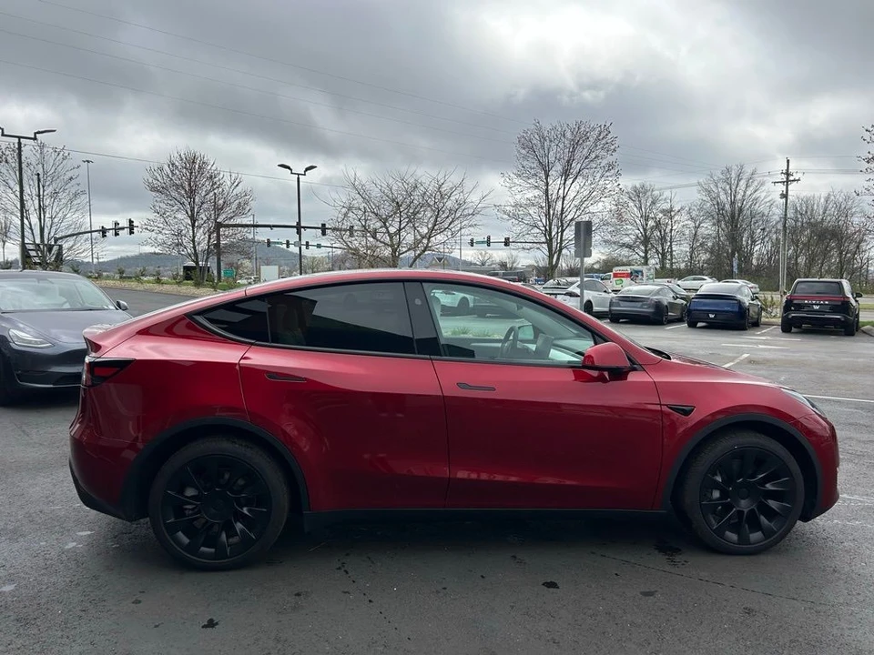 2025 Tesla Model Y - Image 4 of 17