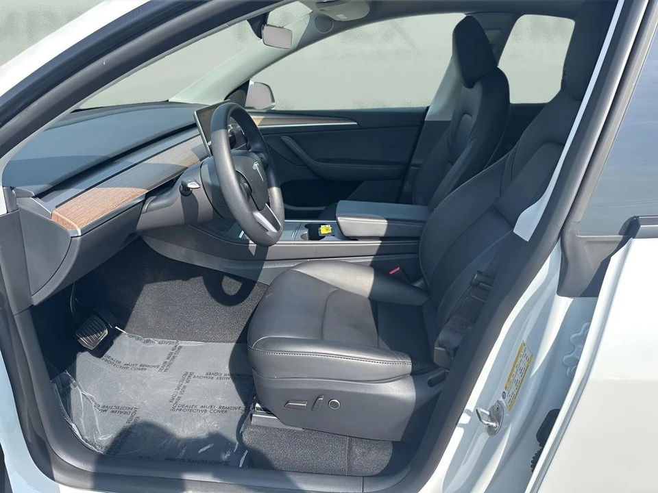 2025 Tesla Model Y - Image 9 of 21