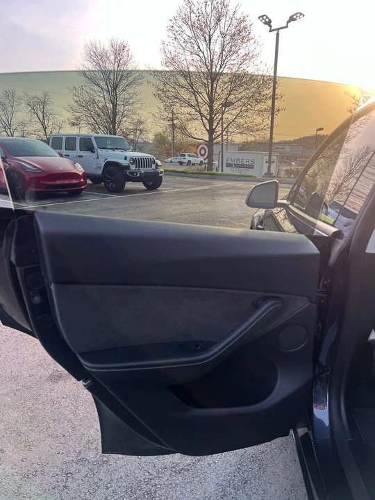 2025 Tesla Model Y - Image 9 of 16