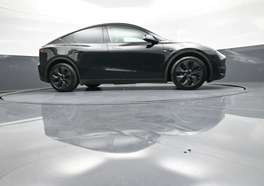 2025 Tesla Model Y - Image 15 of 21