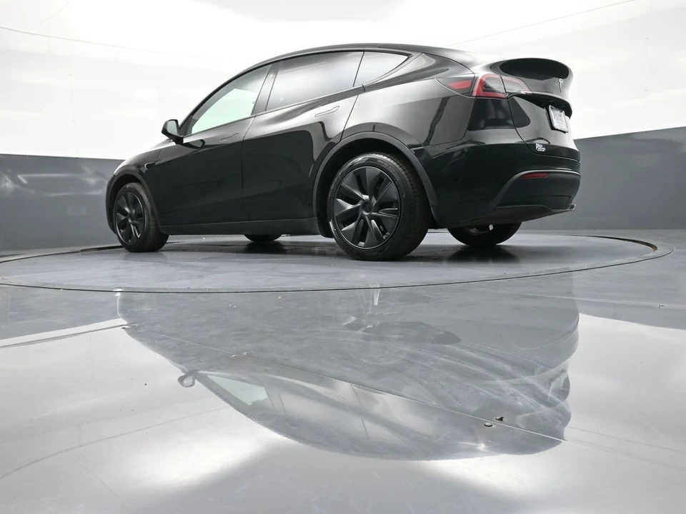 2025 Tesla Model Y - Image 18 of 21