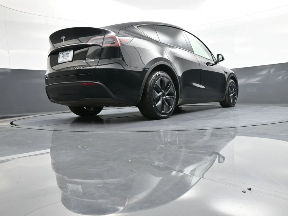 2025 Tesla Model Y - Image 16 of 21