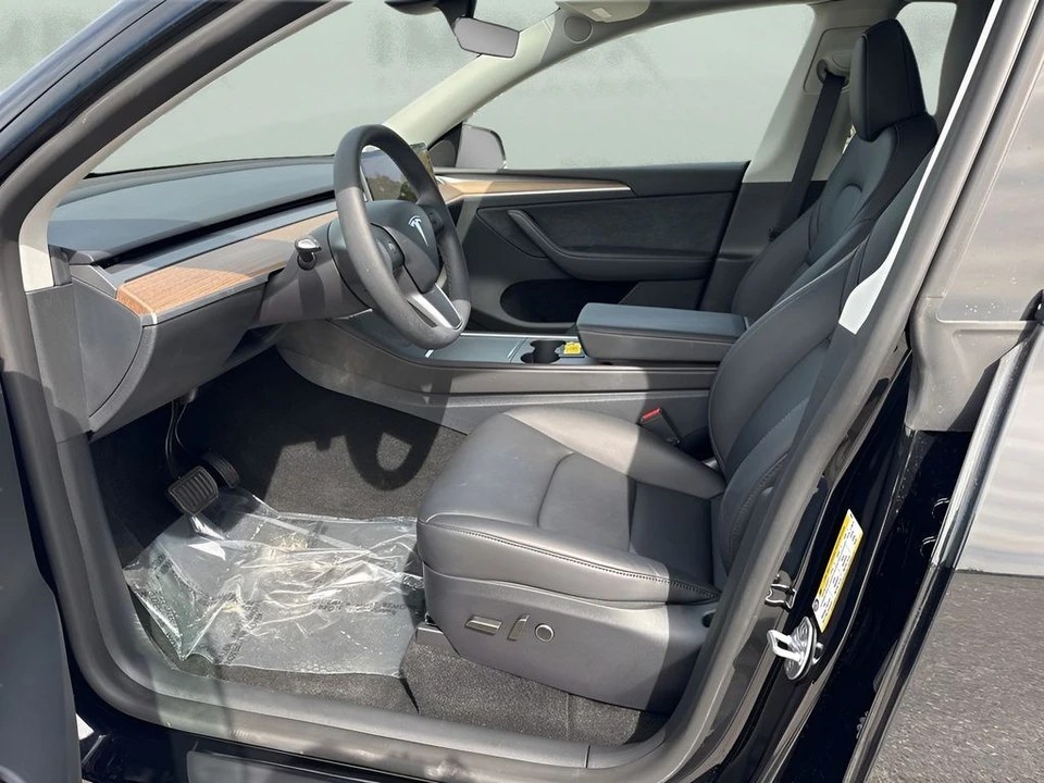 2025 Tesla Model Y - Image 9 of 21