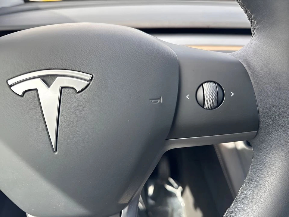 2025 Tesla Model Y - Image 17 of 21