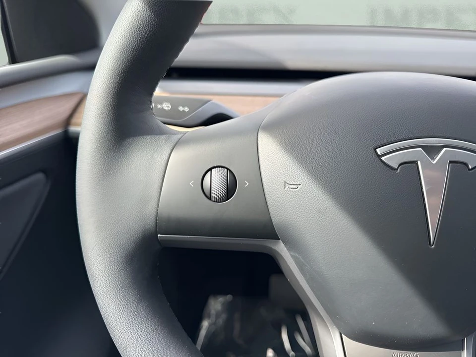 2025 Tesla Model Y - Image 16 of 21
